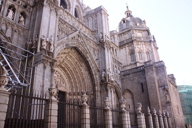 Toledo Half Day Tour With Cathedral, St Tome Church & Synagoge - Admiring the Toledo Cathedral