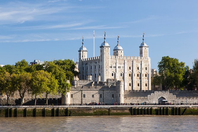 VIP Tower of London and Crown Jewels Tour With Private Beefeater Meet & Greet - Meeting the Iconic Beefeaters