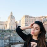 1-Hour Private Photoshoot Taking Beautiful Pictures in Rome - Capturing Elegance at a Historic Cafe