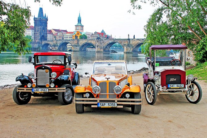 1,5 hour oldtimer convertible Prague sightseeing tour - Exploring Prague’s Historic Landmarks in a Classic Car