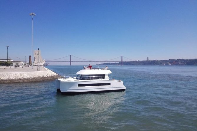 1H power catamaran up to 18 people in Lisbon - On-Board Snacks and Beverages