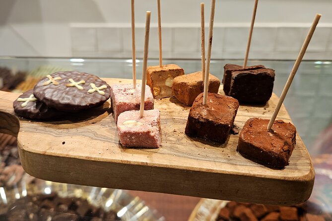 2 hour food tasting Tour in Amsterdam Group Tour - Sampling Dutch Sweets and Classic Snacks at Dam Square