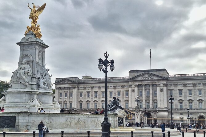 2 Hour Walking Tour from Buckingham Palace to Big Ben - Visiting Buckingham Palace and Queen Victoria Memorial