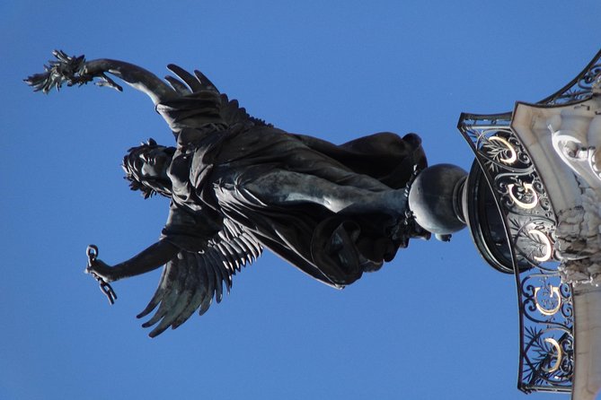 2 hours - Bordeaux Private tour with a native guide - Discover the Medieval Porte Cailhau and Grand Square