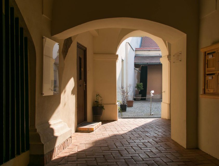 2 Hours Buda Castle Walking Tour - Walk with a Historian - The Meeting Point and Tour Duration