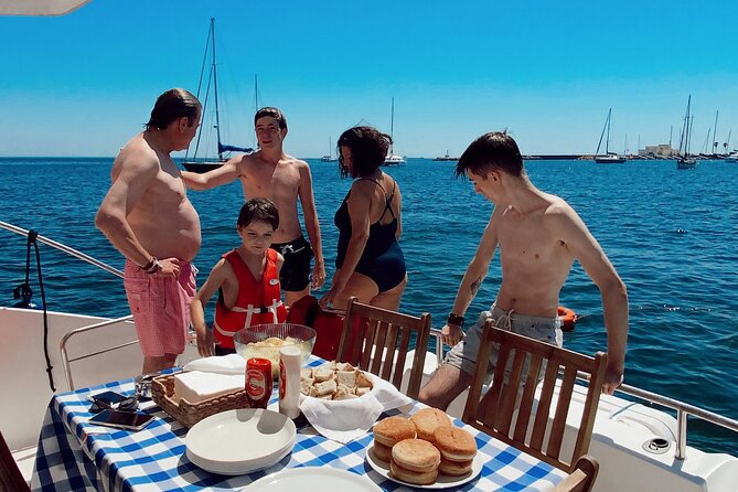 2H Lisbon Private Luxury Catamaran Tour with Welcome Drink - Iconic Lisbon Landmarks from the Water