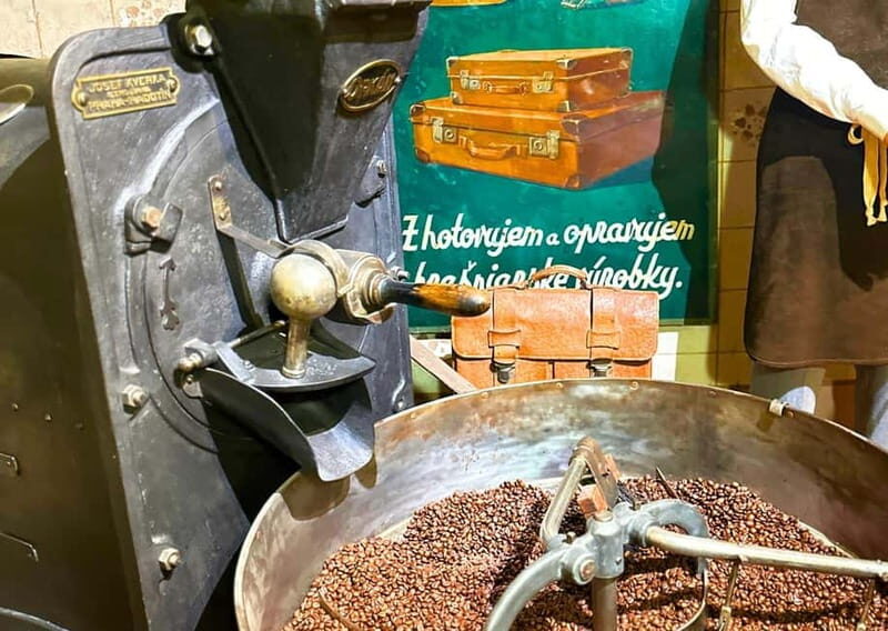 3h Jewish Tour: Synagogue, Castle, Gingerbread & Snaps - Visiting the Jewish Synagogue and Rabbi’s Flat