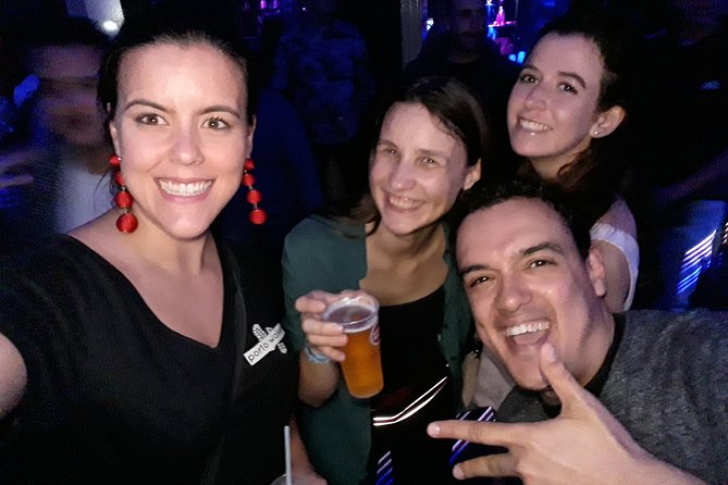 4-hour Guided Porto Pub Crawl with 6 drinks and VIP CLUBentry - Starting the Night at Fonte dos Leões in Porto