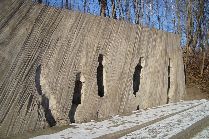 4 hours private tour to Potsdam and Wansee with a van - Visiting the Gleis 17 Memorial