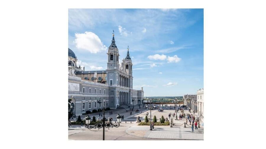 A more complete and fun audio-guided tour with an urban tuk-tuk - Guided Commentary and Personalization with Multilingual Audio