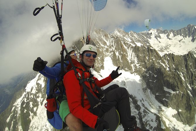 Acrobatic Paragliding Tandem Flight over Chamonix - The Acrobatic Moves and Flight Experience