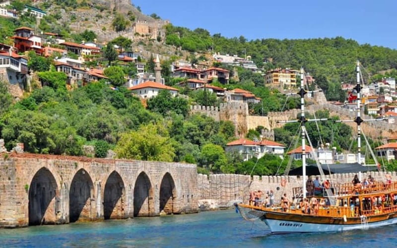 Alanya: Relaxing Boat Tour with Lunch and Swimming - The Balance of Sightseeing and Relaxation