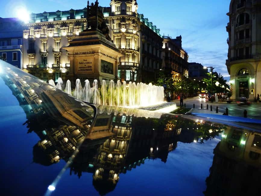 Albaicin and Sacromonte: Guided tour and sunset at Mirador San Nicolas - Walking Through Albaicín’s Narrow Streets