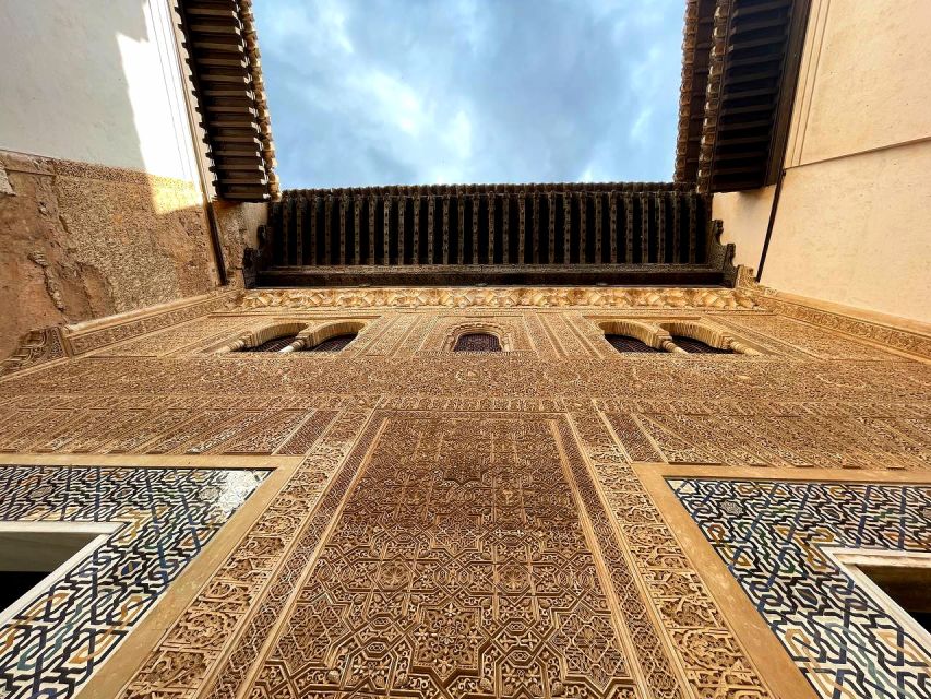 Alhambra and Nasrid Palaces Guided Tour with Tickets - The Jewel: The Nasrid Palaces Stunning Rooms and Courtyards