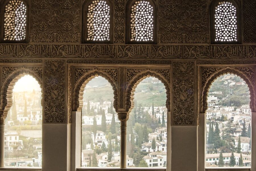 Alhambra & Nasrid Palace: Private Tour with Tickets - The Enchanting Architecture of the Nasrid Palaces and Alcazaba