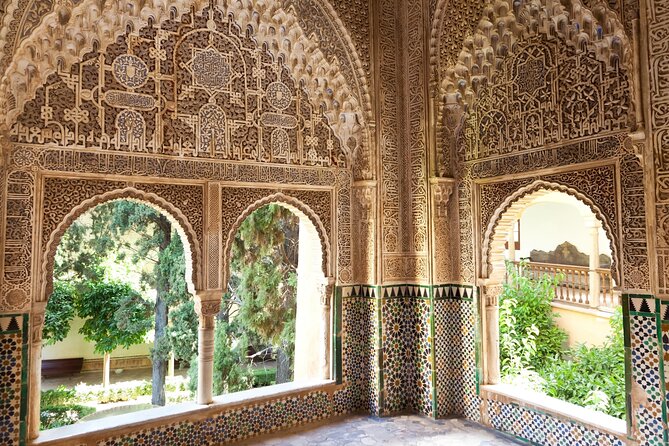 Alhambra Private Tour with a Historian (with Nasrid Palaces) - Discovering the Palace of Charles V and the Old Medina