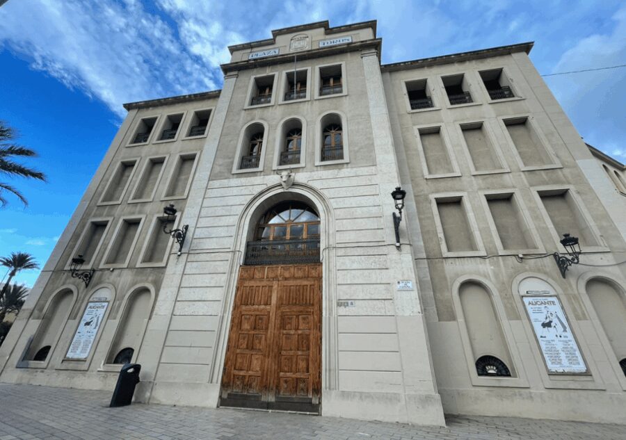 Alicante: Bullring and Central Market Gastronomic Tour - Discovering the Alicante Bullring’s Hidden Corners and Artistic Treasures