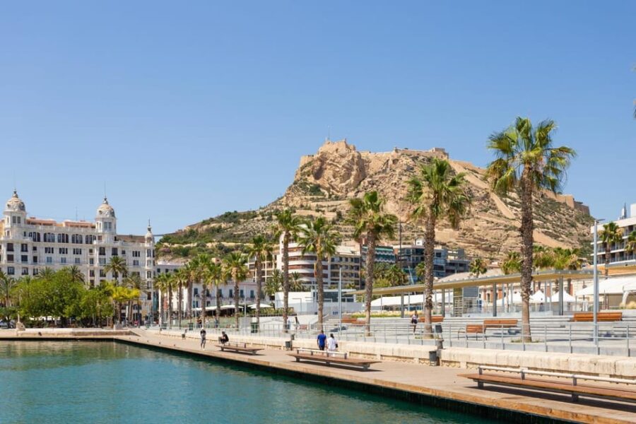 Alicante: Express Walk with a Local in 60 minutes - Meeting Point at the Monumento a los Santos Ángeles Custodios