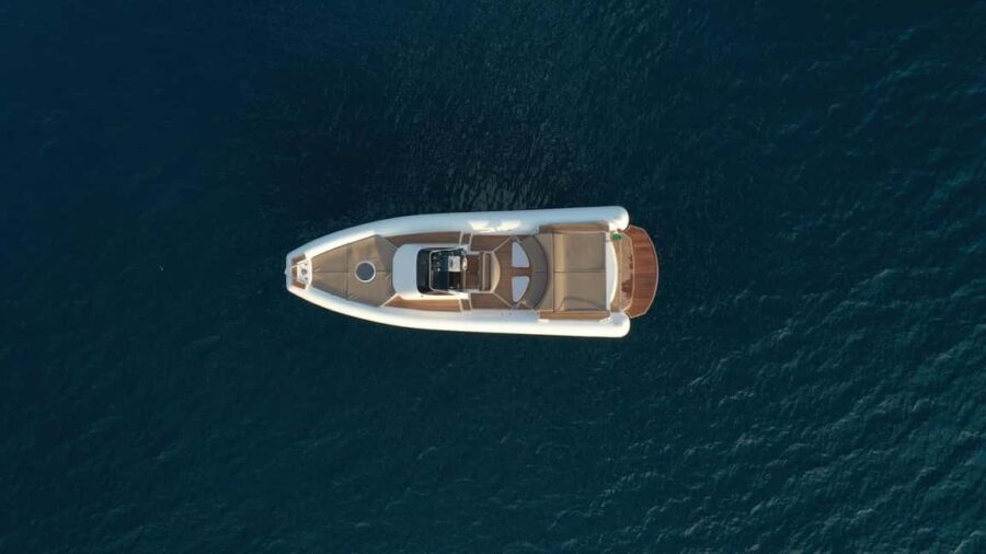 Amalfi Coast: Explore the landscapes on a luxurious boat - The Magazzù Mx-11: A Style-Driven Design for Comfort on the Water
