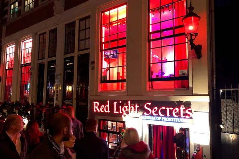 Amsterdam: 1,5-Hour Red Light District Tour - Exploring Dam Square and Oude Kerk