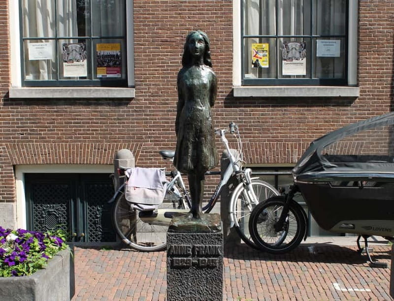 Amsterdam: Anne Frank and WWII Private Walking Tour - Visiting the Auschwitz Monument in Amsterdam