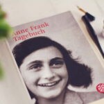 Amsterdam: Anne Frank Guided Walking Tour in DE/EN/IT/ES - From the Waag to the Nieuwmarkt Square
