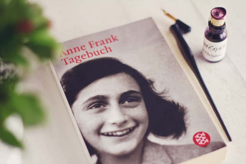 Amsterdam: Anne Frank Guided Walking Tour in DE/EN/IT/ES - From the Waag to the Nieuwmarkt Square