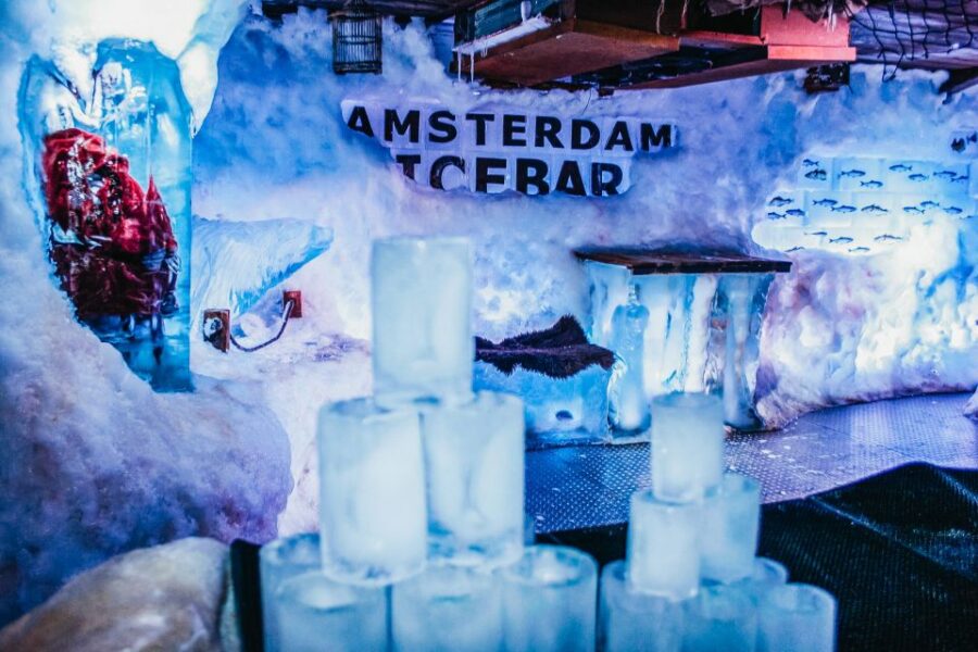 Amsterdam: Icebar Entry Ticket with 3 Drinks - Entering the Icebar and Social Vibe