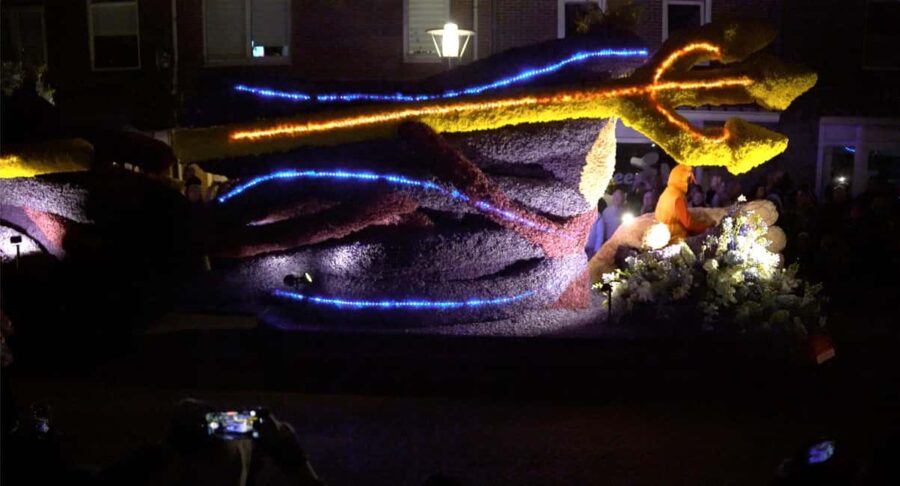 Amsterdam: Keukenhof and Illuminated Flower Parade Tour - Summary: A Balanced Mix of Nature and Nighttime Spectacle