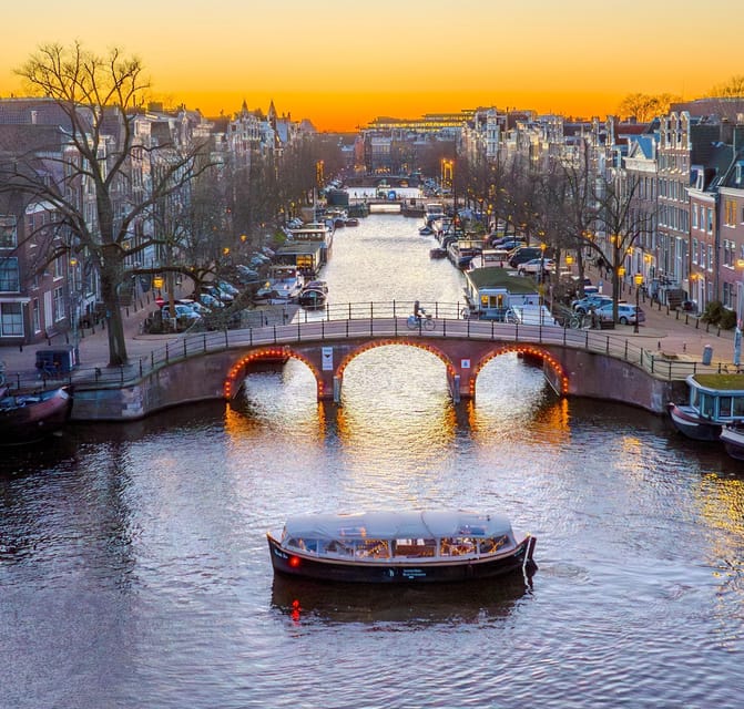Amsterdam: Light Festival boat tour with Unlimited Drinks! - The Guide’s Role and Storytelling Style