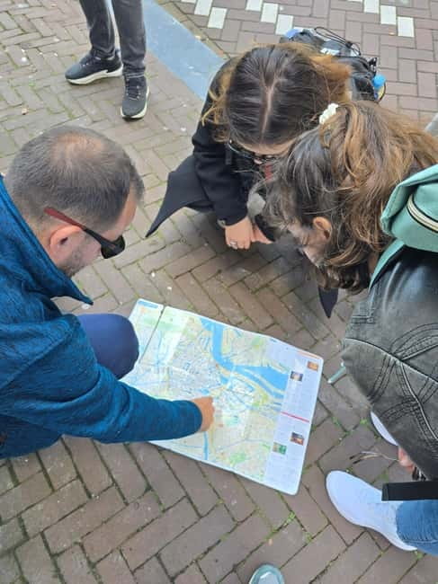 Amsterdam: Private walking tour with Coffee & Anne Frank VR - Starting Point at Kattengat 4 Near the WWII-Hidden Building