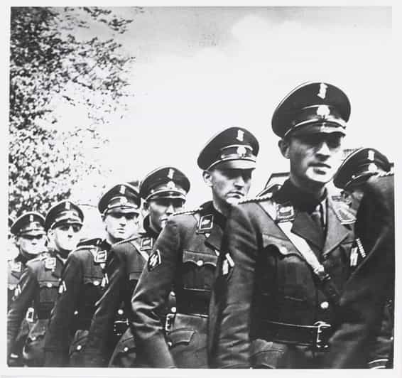 Amsterdam: Private World War Two History Walking Tour - Visiting Sites Related to Resistance and Resistance Monuments