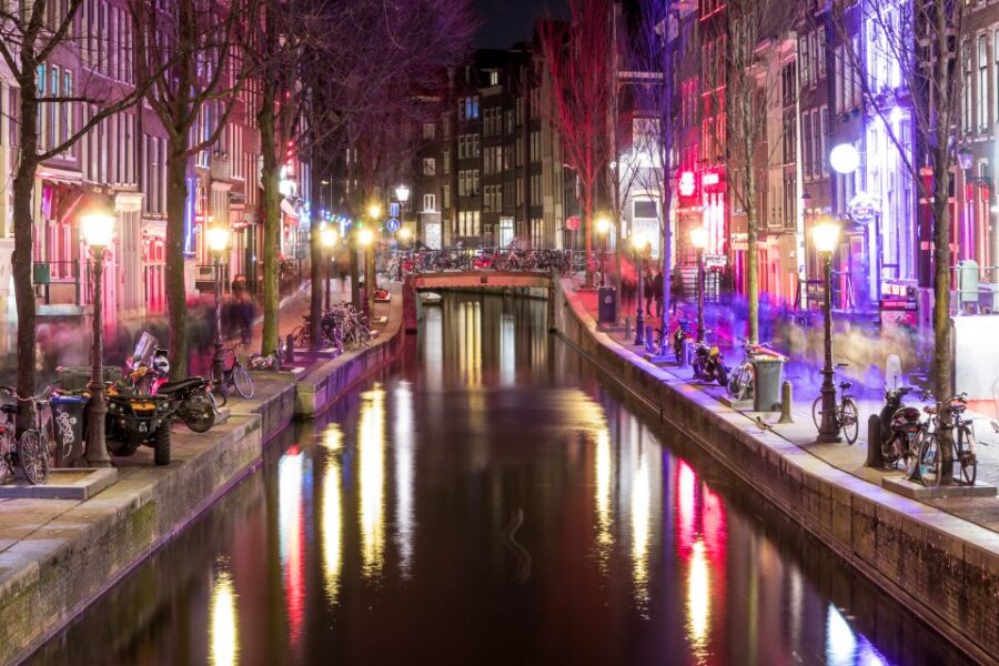 Amsterdam: Red Light District Walking Tour - Discovering the Red Light District’s Iconic Windows and Streets