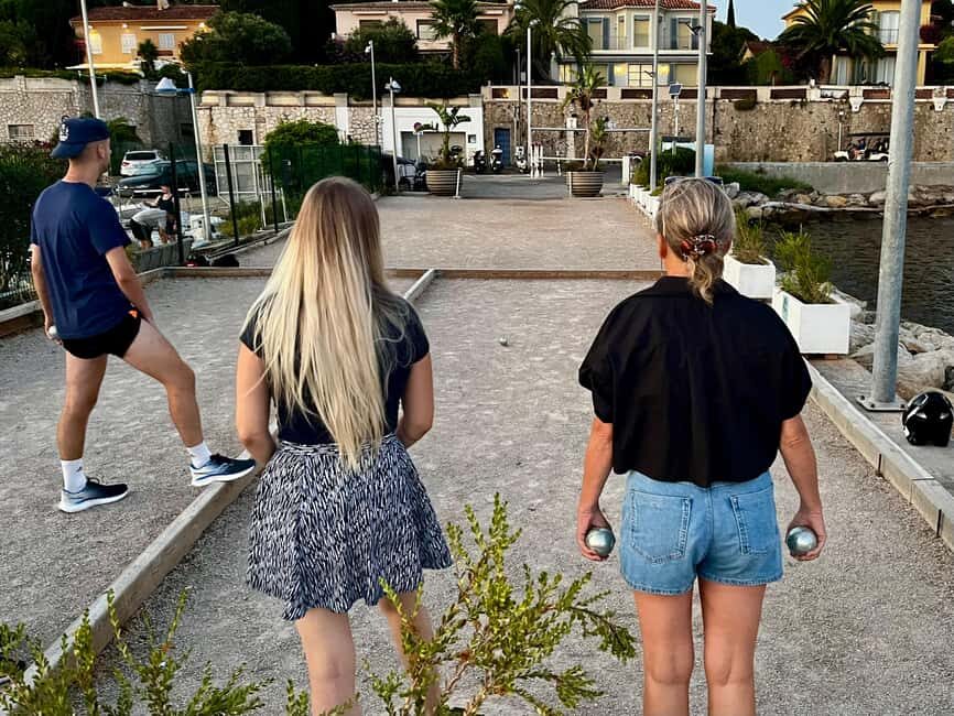 Antibes : Play Pétanque by the sea with a passionate host - The Charm of Antibes’ Seaside Pétanque Court
