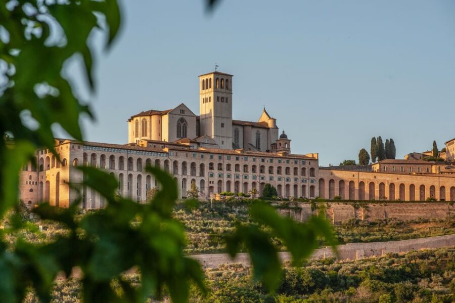 Assisi: Walking Tour with St. Francis Basilica Visit - Visiting the Roman and Medieval Sights of Assisi