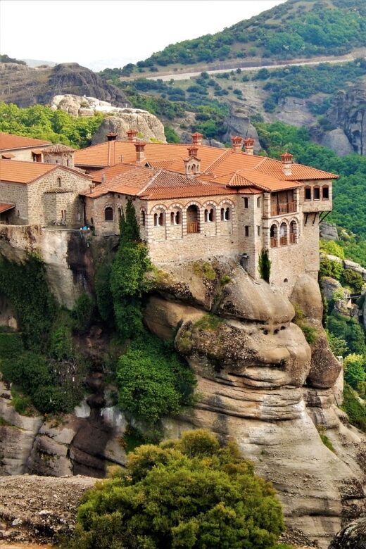 Athens: 2-Day Meteora Tour in Spanish with Guide & Hotel - Highlights of the 2-Day Meteora Tour Experience