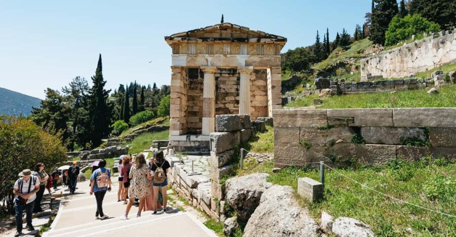 Athens: Mythology of Delphi, Museum and Arachova Guided Tour - Highlights at the Delphi Archaeological Site