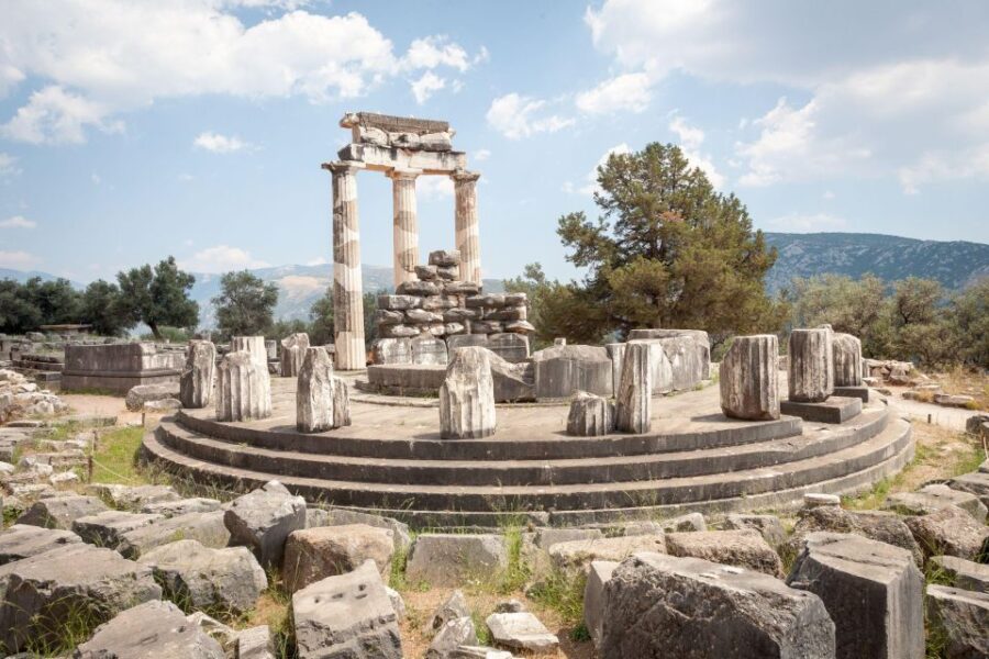 Athens: Small-Group Day Trip Tour to Delphi - How the Tour Explores the Archaeological Site of Delphi
