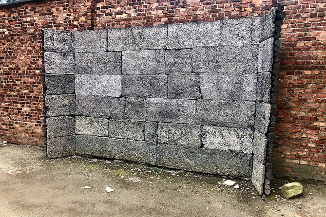 Auschwitz and Birkenau WITHOUT GUIDE private transport from Kraków - Exploring Auschwitz I with Free Walking Access