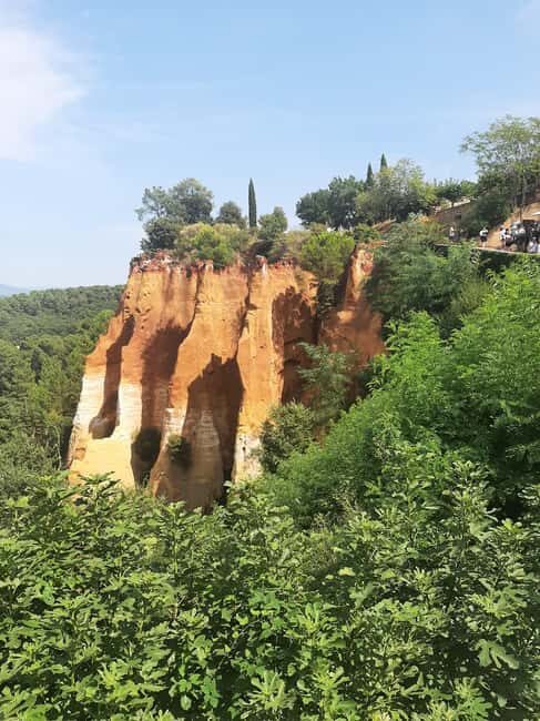 Avignon: Luberon, Gordes, and Roussillon Half-Day Tour - Exploring Fontaine-de-Vaucluse with Self-Guided Time