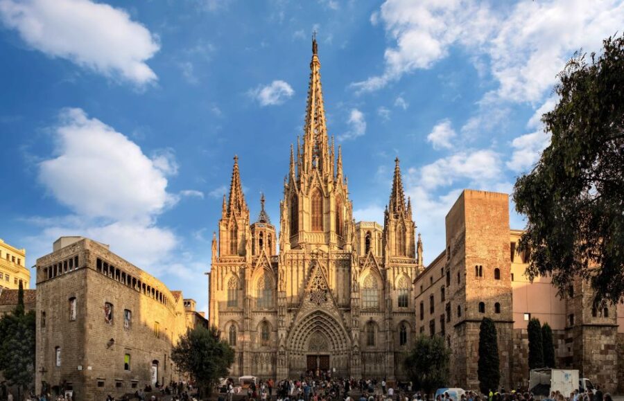 Barcelona: Barri Gotic Small Group Walking Tour - Exploring the Heart of the Gothic Quarter