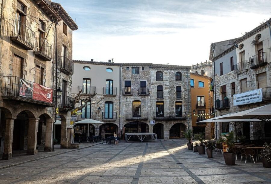 Barcelona: Besalú Dali and wine tour - Enjoying Authentic Catalan Cuisine in a Local Restaurant