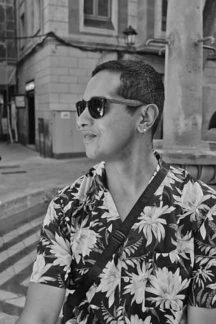 Barcelona: Black & White Cinematic Photoshoot - Exploring Iconic Barcelona in Cinematic Style