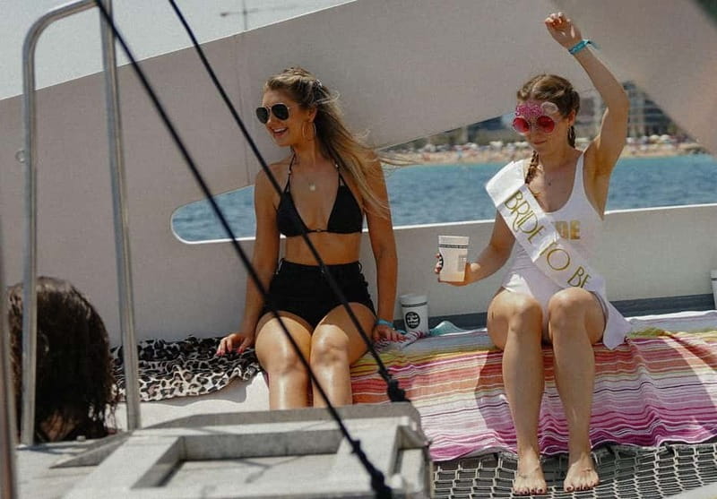 Barcelona: Brunch Boat Party with Drinks and DJ - Starting Point at The Coconut Club in Barcelona