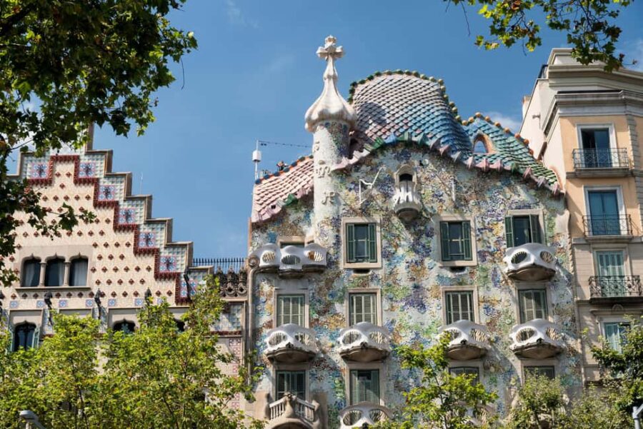 Barcelona: Catalan Modernism Architecture Walking Tour - Gaudí’s Masterpieces: Sagrada Família and Casa Milà