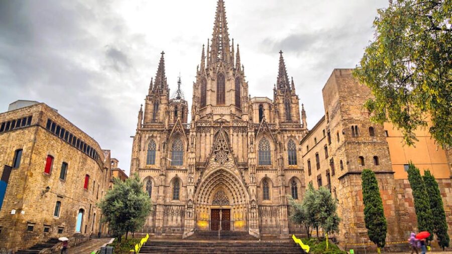 Barcelona Cathedral: Exclusive walking tour & entry tickets. - Inside the Gothic Splendor of Barcelona Cathedral