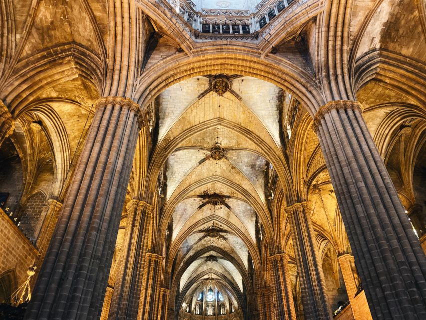 Barcelona: Christmas Walking Tour with Cathedral Tickets - Climbing to the Roof of the Barcelona Cathedral for Stunning Views