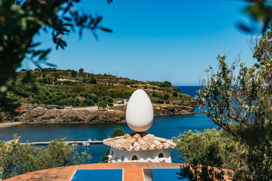 Barcelona: Dali Museum, House and Cadaques Guided Tour - Visiting Dalís Birthplace and the Surreal Museum in Figueres