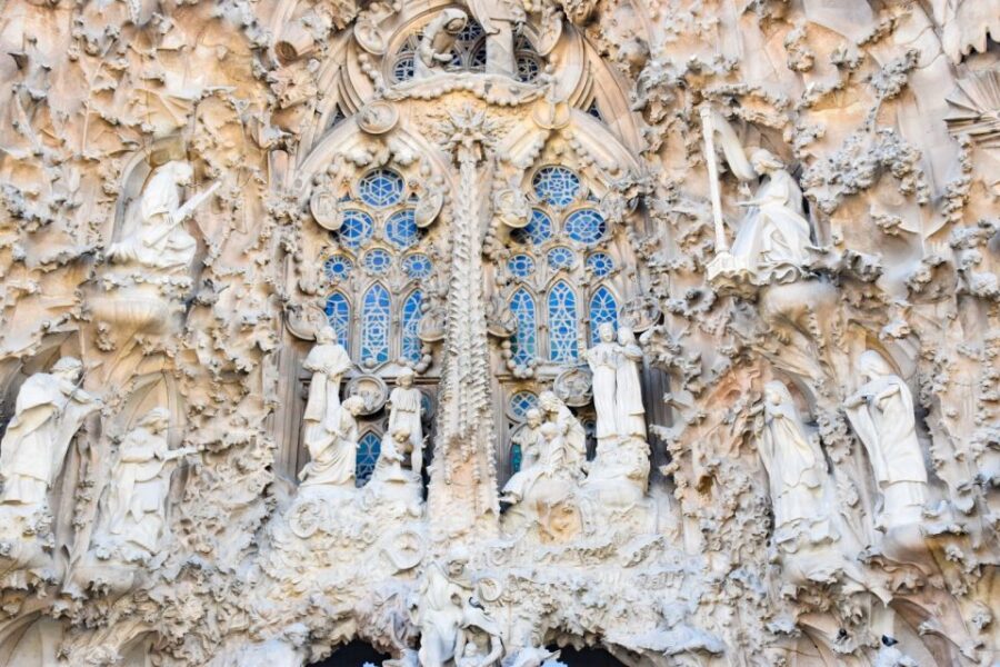 Barcelona: Fast-Track Sagrada Familia and Towers Guided Tour - Exploring the Iconic Facades and Interior of Sagrada Familia