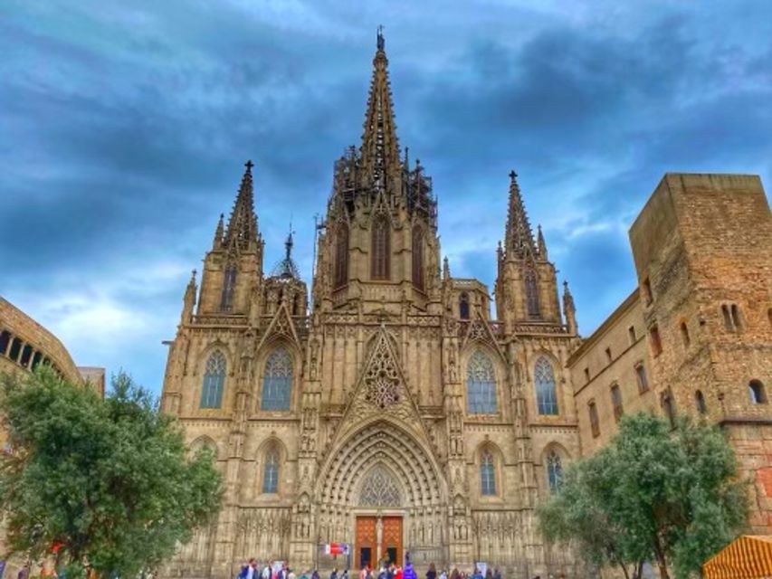 Barcelona: Gothic Quarter Group or Private Tour - Discovering Iconic Landmarks and Hidden Corners